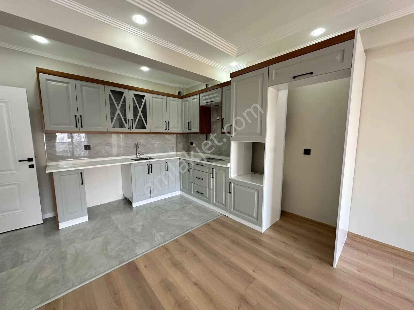 Zeki Emlaktan Muradiye'De Satılık Lüks 3+1 Otoparklı Sıfır Daire