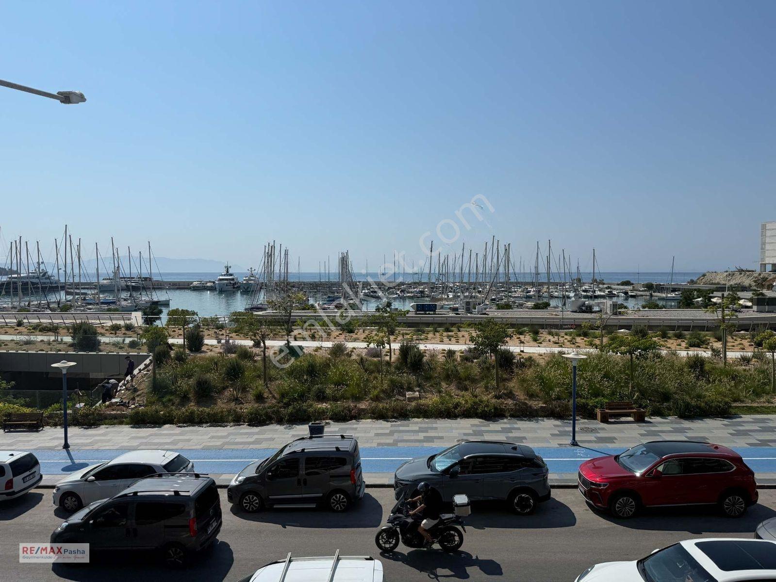 Kuşadası Marina’Da Muhteşem Deniz Manzaralı, Geniş Ve Ferah 4+1 Daire