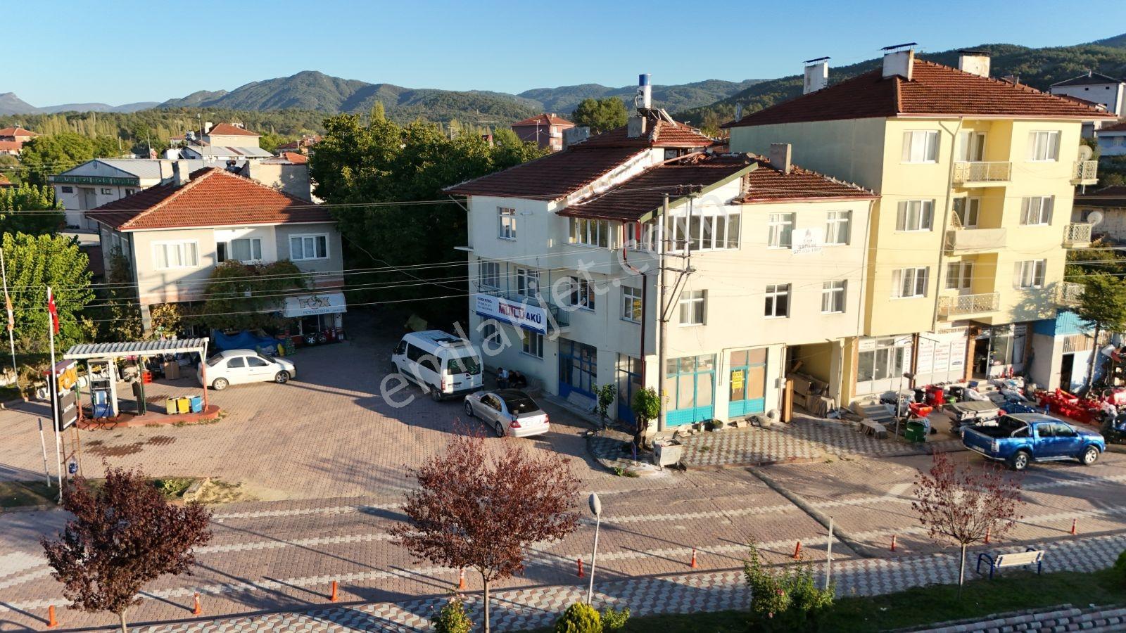 Bilecik Yenıpazarda Merkezı Konumda Satılık 3 Katlı Bına