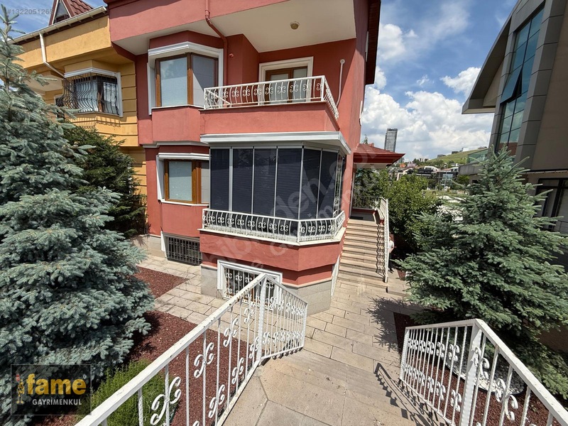 İlko Sitesinde Beyler Cd. Çok Yakın Müstakil 7+2 Kiralık Villa