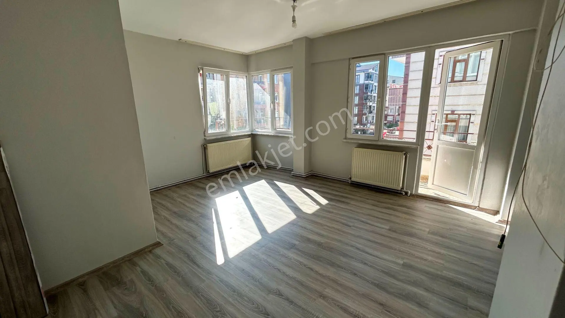 Uzmanlar'Dan Çiftlik Caddesi Bakımlı Satılık 3+1 Daire