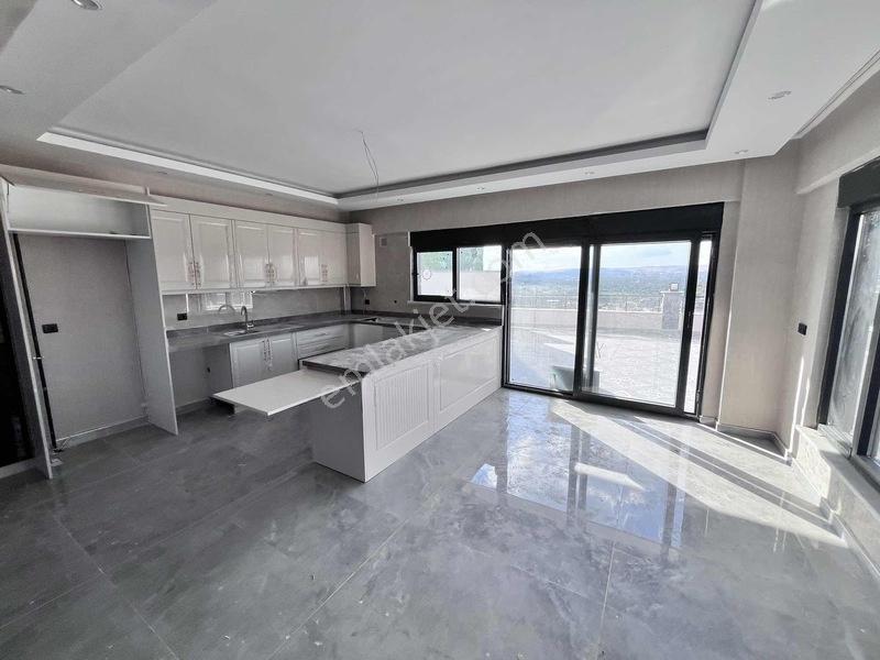 Oğuzelinde Muhteşem Manzalı Ve Havadar Konumda 4 Katlı Villa — fotoğraf 8