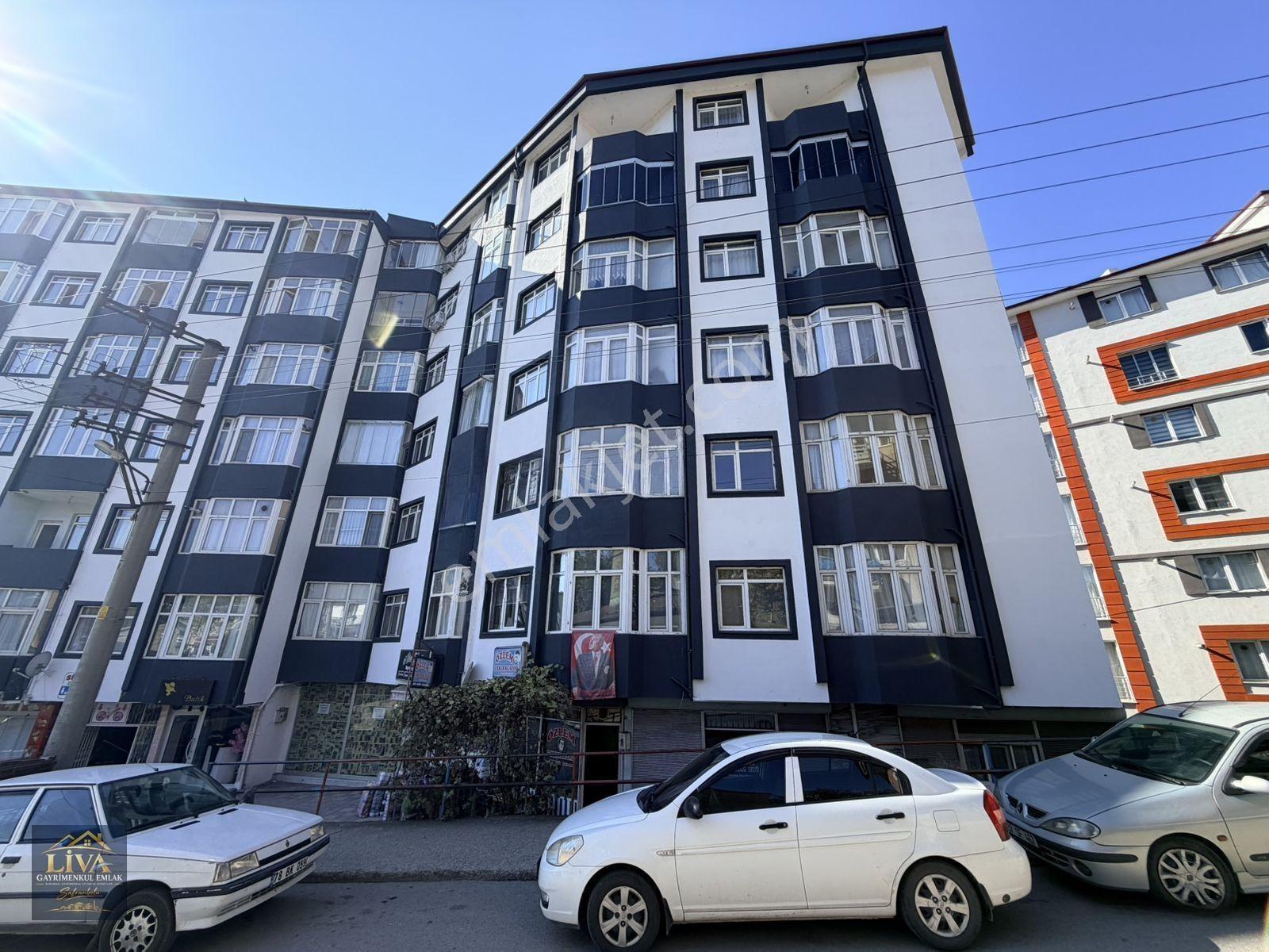 Karabük Esentepe Mahallede Cadde Üzeri Ara Kat 2+1 Daire Satılıktır — fotoğraf 2