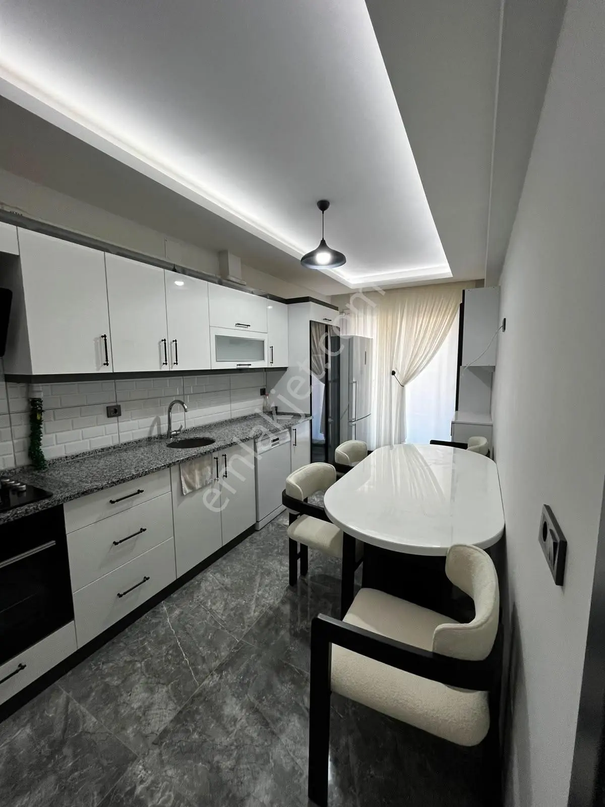 Akhisar Efendi Mahallesinde Satılık Eşyalı 2+1 Daire
