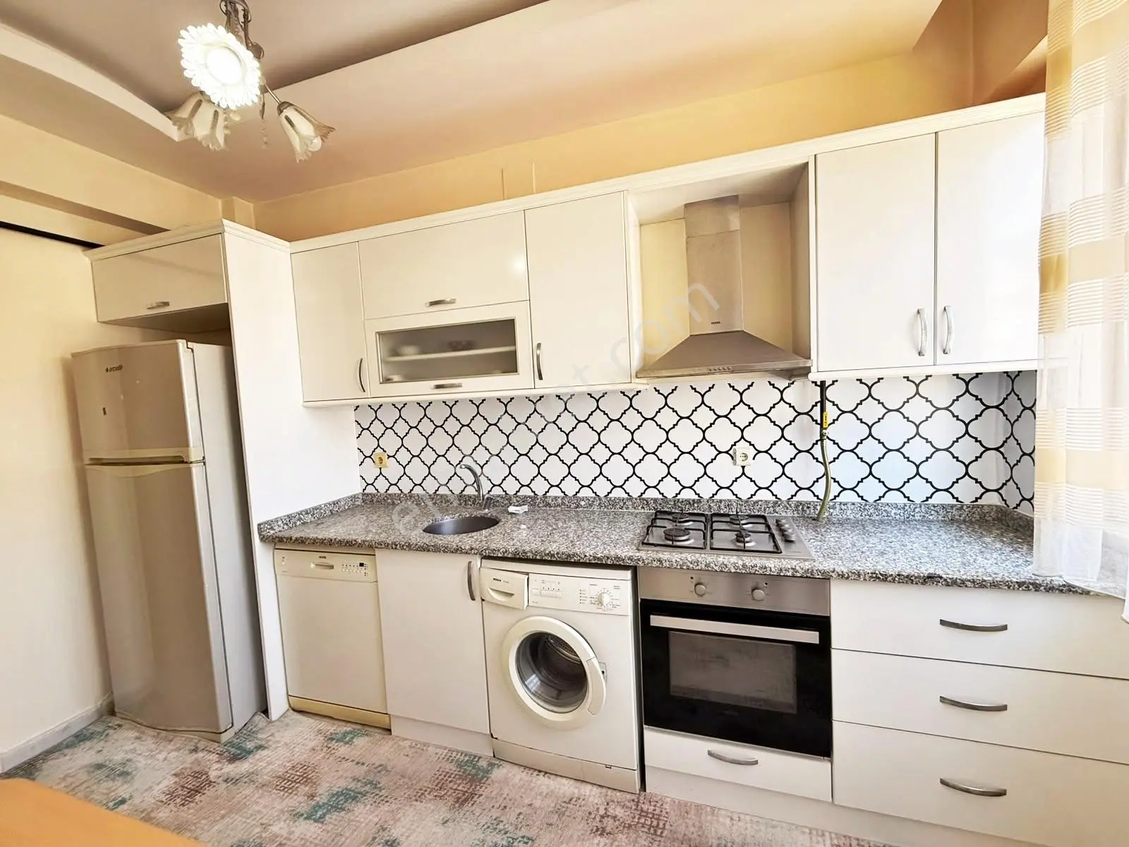 Karacaahmet'Te Az Katlı Site İçi Arakat Cam Balkon Bakımlı 2+1