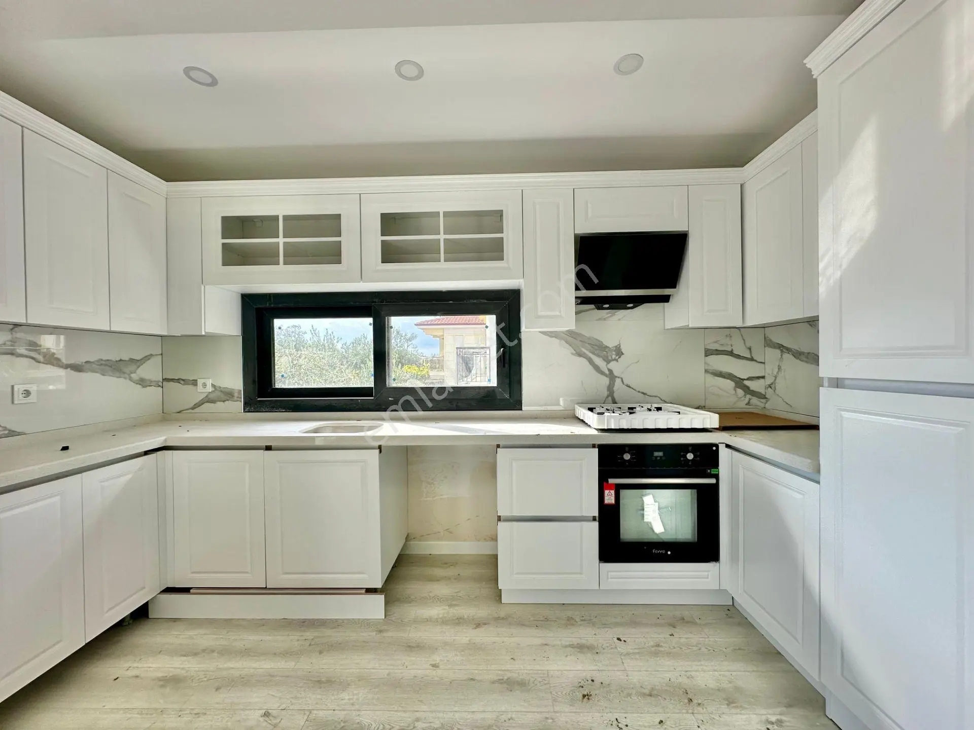 ꧁ay Emlaktan꧂küçükkuyu Mıhlı'da Lüks Butik Sitede Denize 300 M Bahçe Kullanımlı Satılık 2+1 Daire — fotoğraf 2