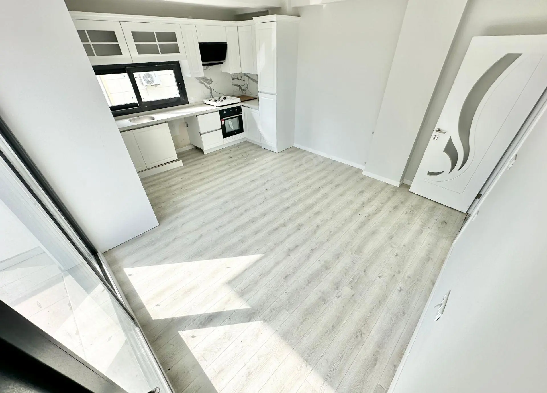 ꧁ay Emlaktan꧂küçükkuyu Mıhlı'da Lüks Butik Sitede Denize 300 M Bahçe Kullanımlı Satılık 2+1 Daire — fotoğraf 3