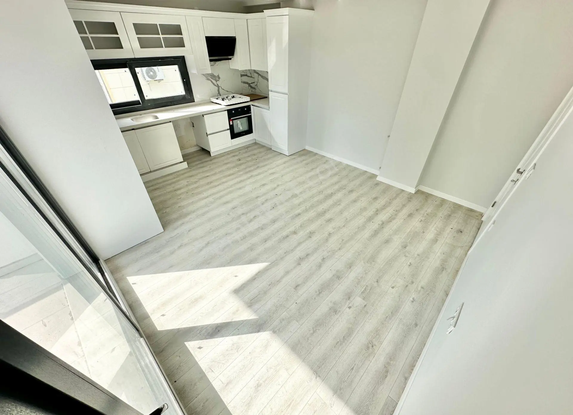 ꧁ay Emlaktan꧂küçükkuyu Mıhlı'da Lüks Butik Sitede Denize 300 M Bahçe Kullanımlı Satılık 2+1 Daire — fotoğraf 11