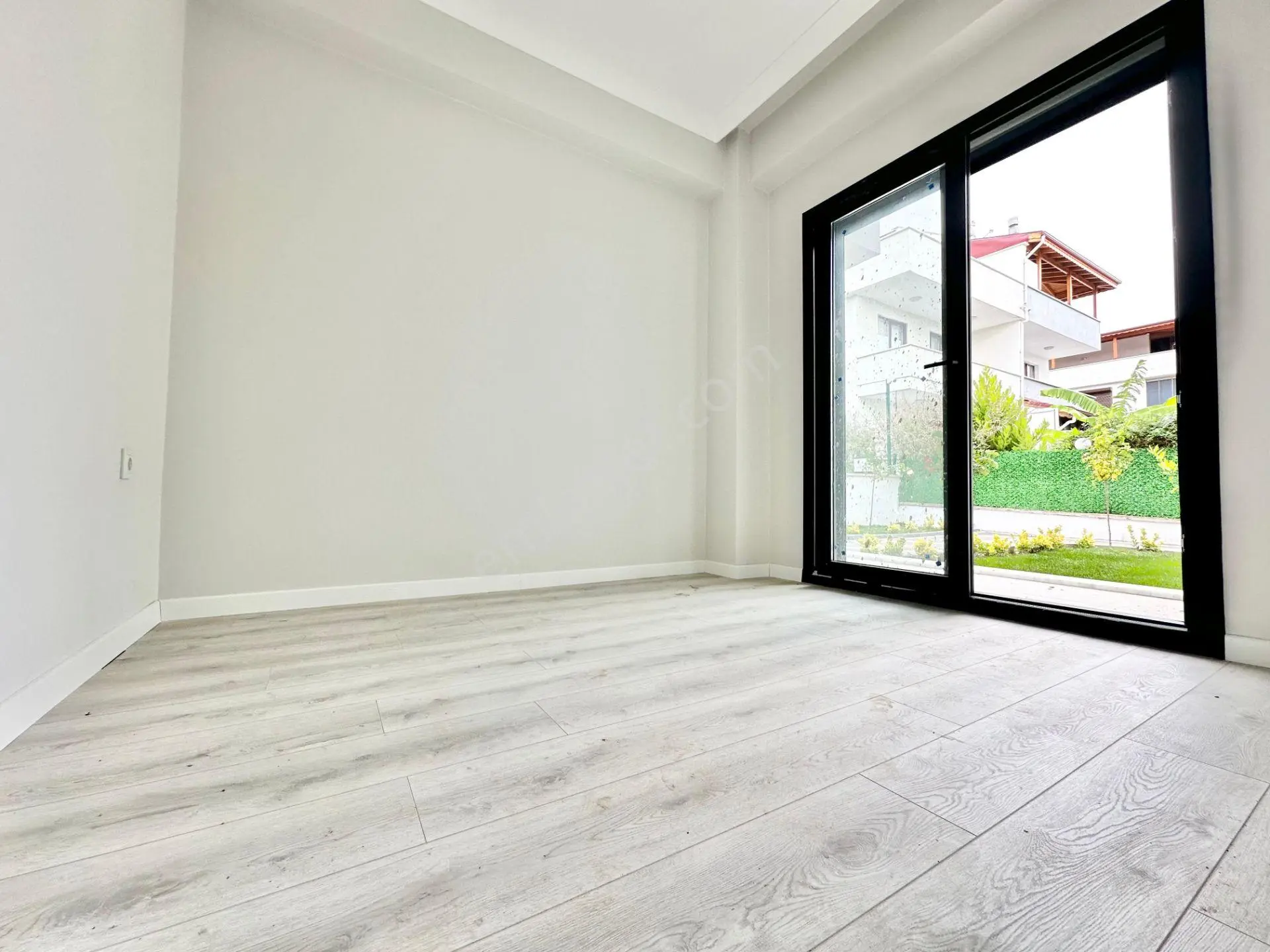 ꧁ay Emlaktan꧂küçükkuyu Mıhlı'da Lüks Butik Sitede Denize 300 M Bahçe Kullanımlı Satılık 2+1 Daire — fotoğraf 13