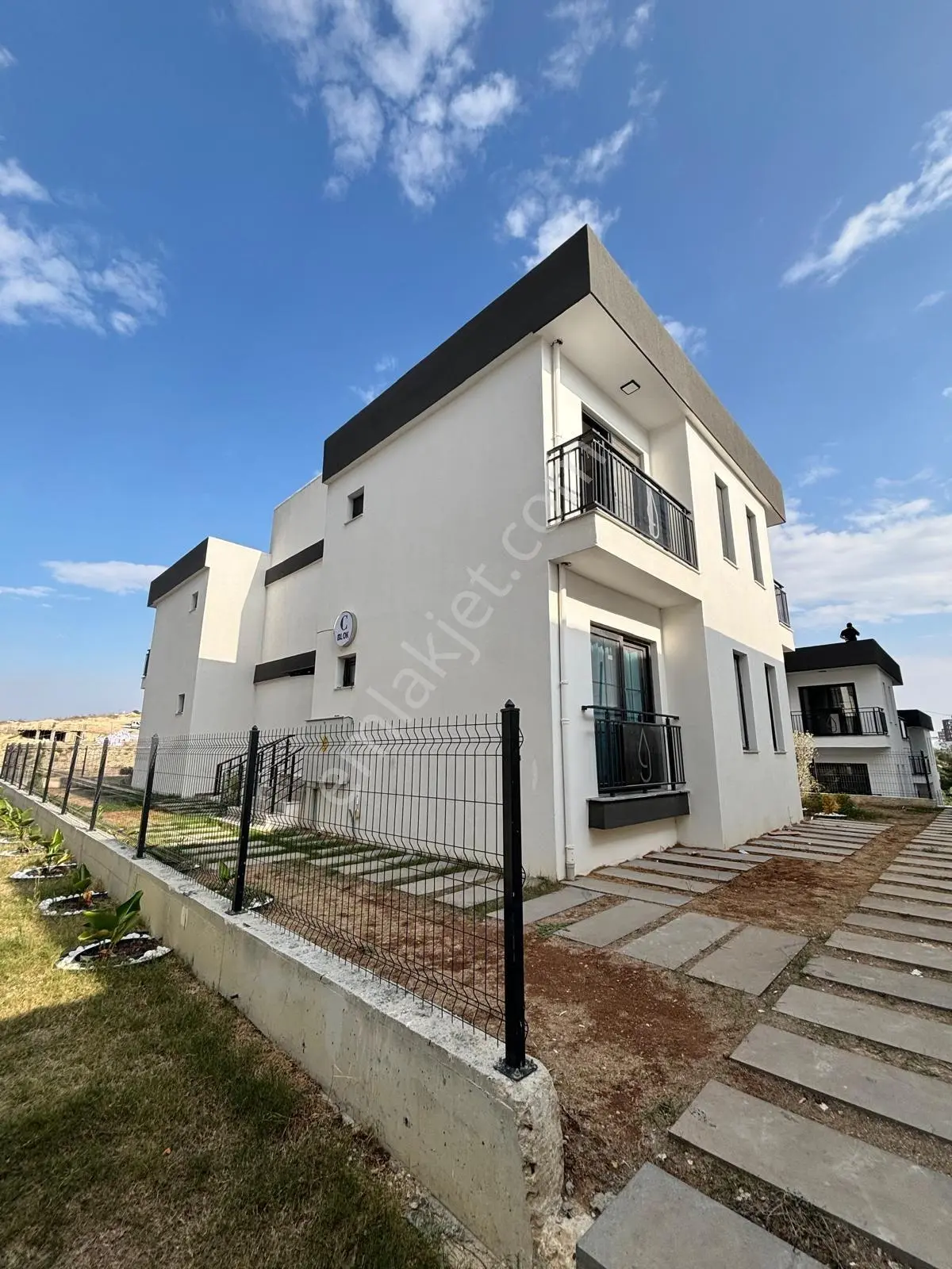 Çınarlıda Villa Tadında 1+1 İskanlı Konsept Eşyalı Satılık Daire