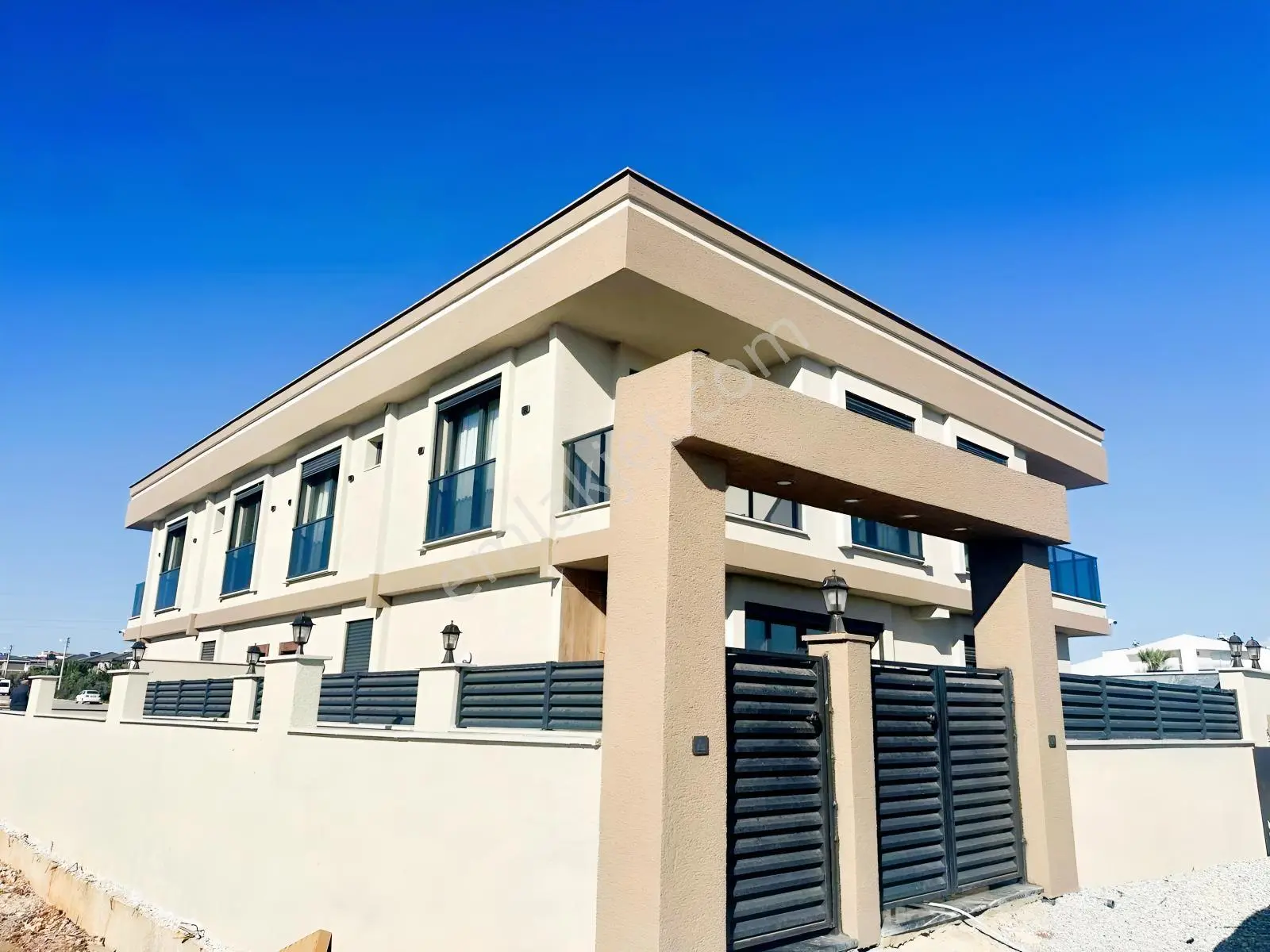 Taşınmaya Hazır! Efelerde Havuzlu Eşyalı 3+1 Villa — fotoğraf 2