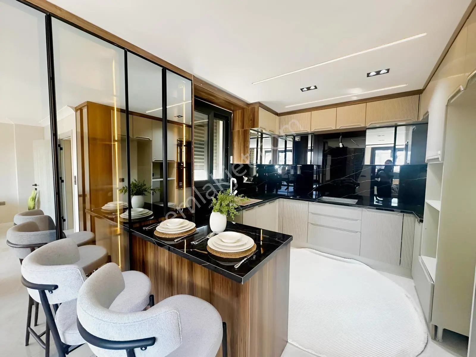 Taşınmaya Hazır! Efelerde Havuzlu Eşyalı 3+1 Villa — fotoğraf 3