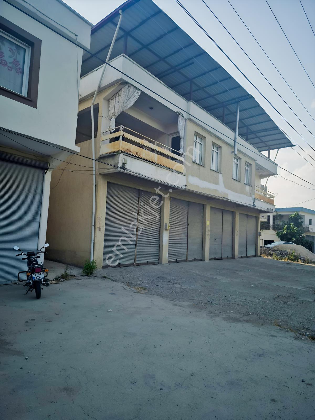 Kozan Gayrimnkuldn Gazi Köyünde 1300m2 Kullanımlı 3 Dükkan 2 Ev — fotoğraf 3