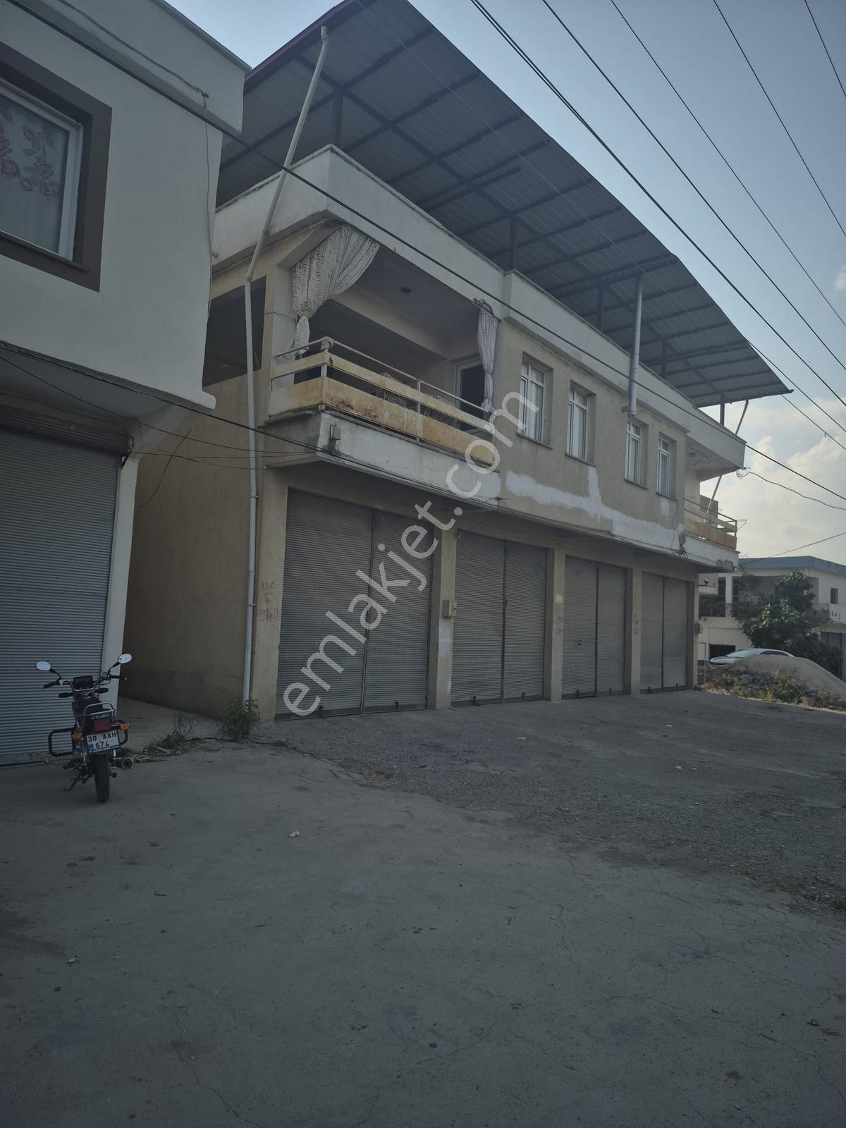Kozan Gayrimnkuldn Gazi Köyünde 1300m2 Kullanımlı 3 Dükkan 2 Ev — fotoğraf 4