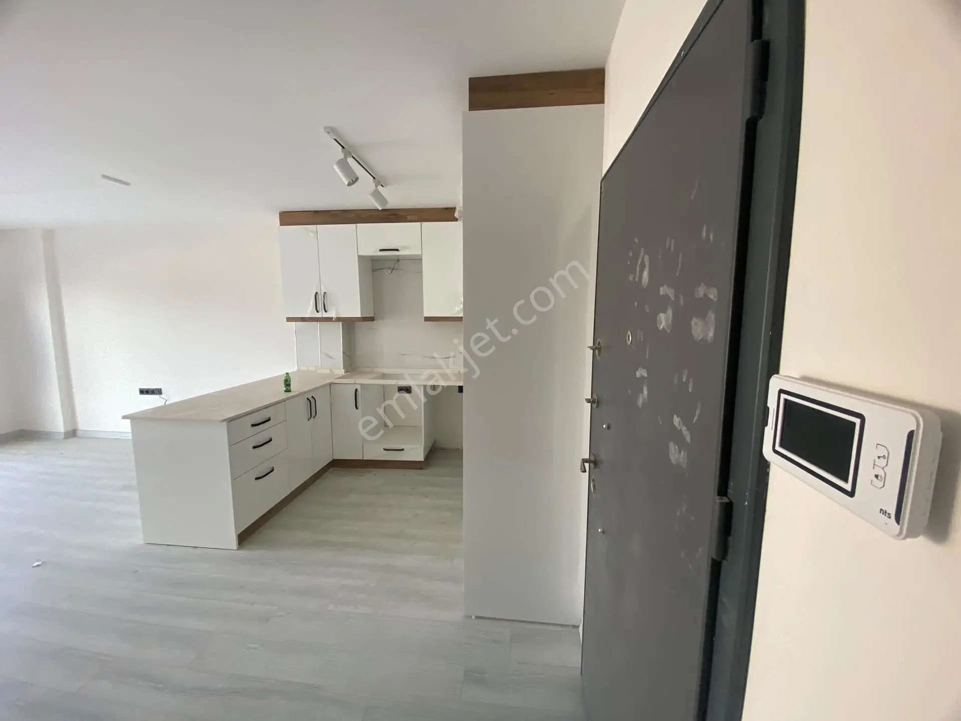 Kuşadası'nda Sıfır Havuzlu Sitede 2+1 Satılık Daire — fotoğraf 3