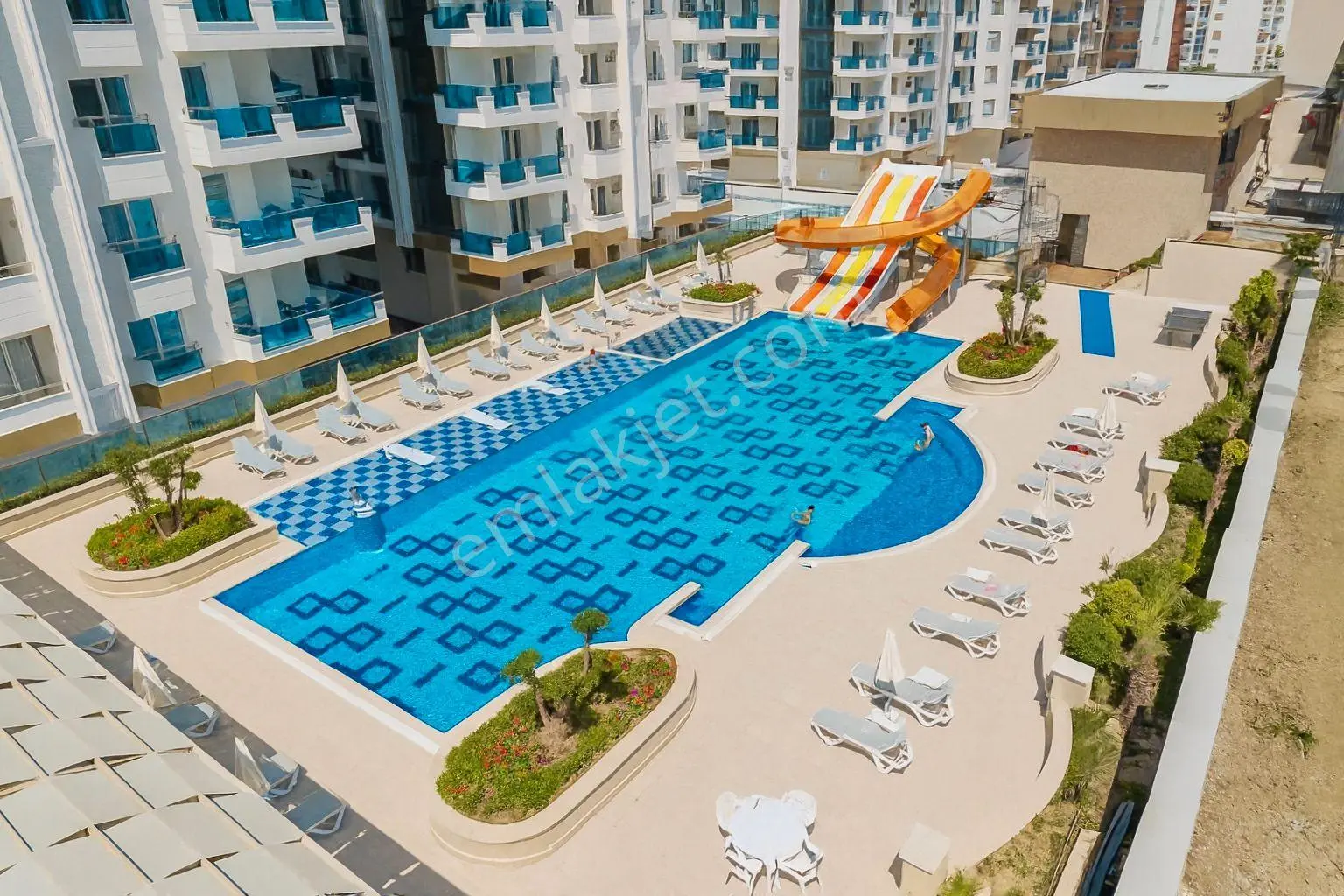 Mahmutlar’da Avm’li Sitede 81 M2 Eşyalı 2 Balkonlu 1+1 Satılık Daire — fotoğraf 3