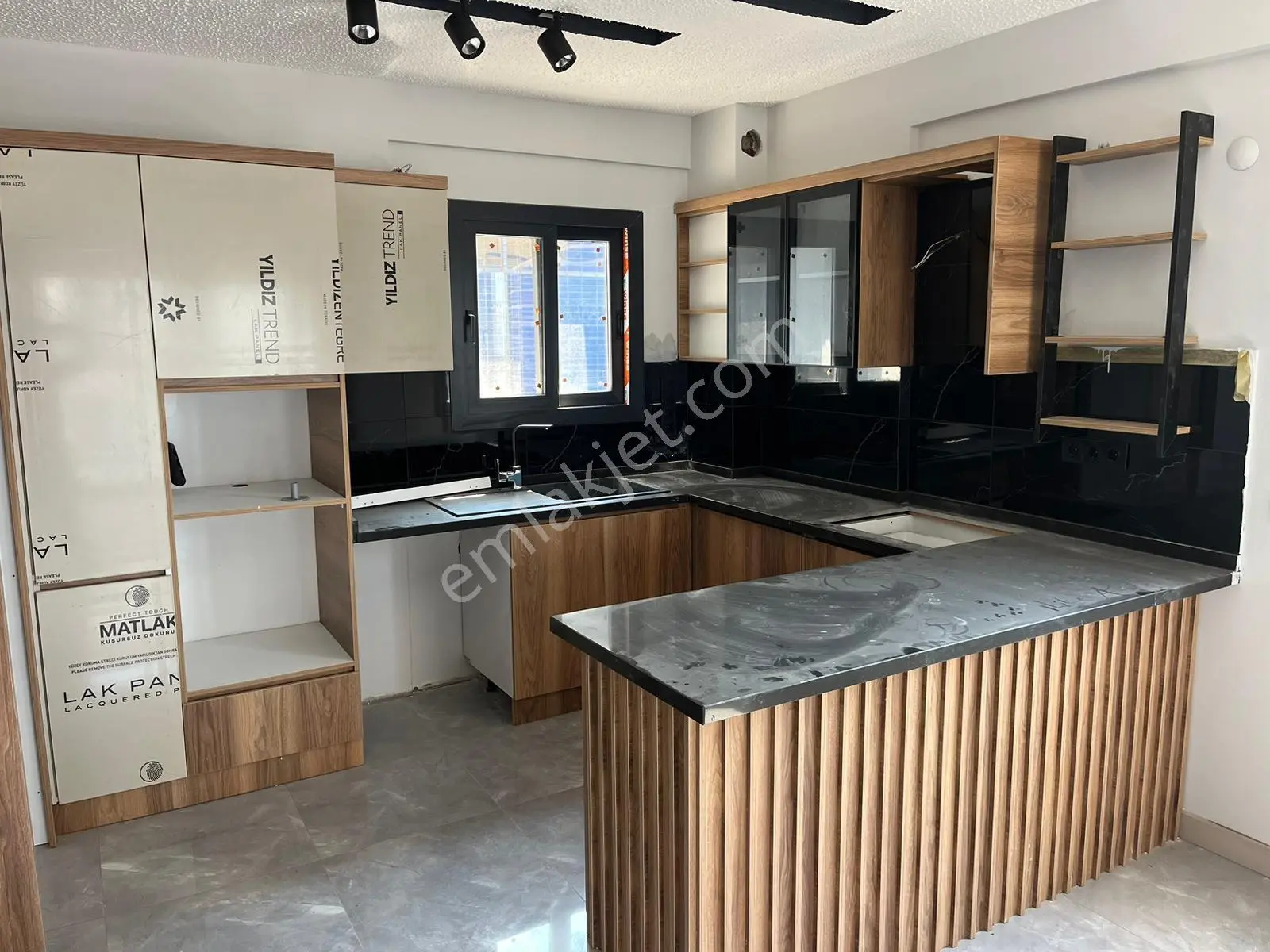 Ege Mahallesi'nde Deniz Manzaralı 3+1 Sıfır Satılık Daire — fotoğraf 3