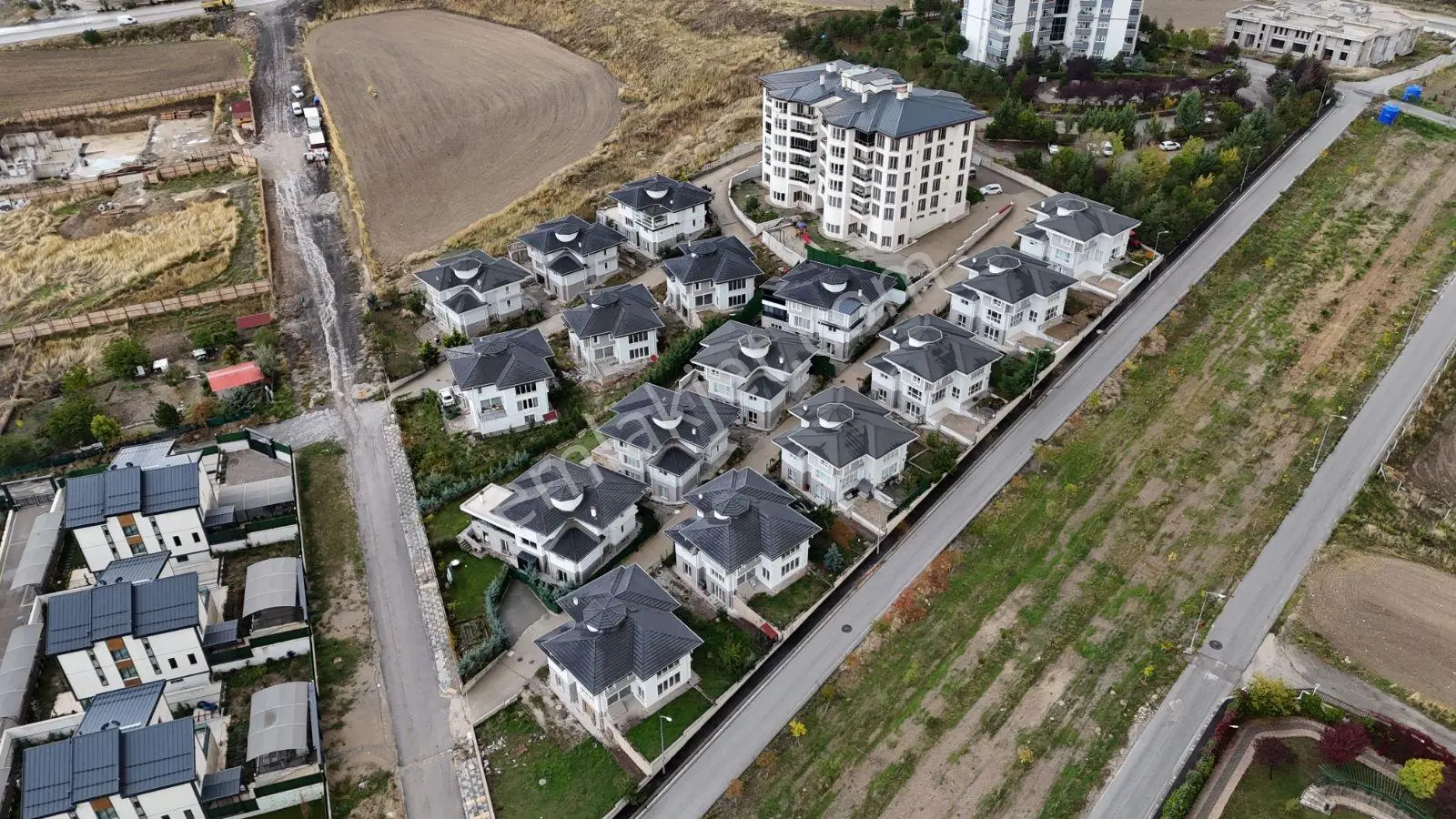 Alacaatlı Popüler Sitesinde Şerefiyeli Satılık Villa — fotoğraf 44
