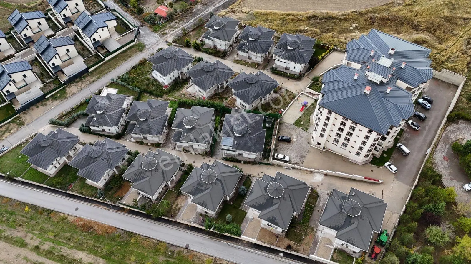 Alacaatlı Popüler Sitesinde Şerefiyeli Satılık Villa — fotoğraf 45