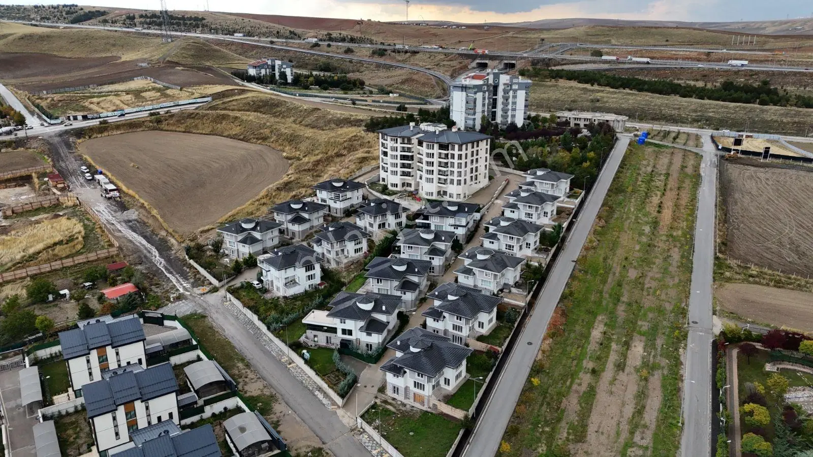 Alacaatlı Popüler Sitesinde Şerefiyeli Satılık Villa — fotoğraf 54