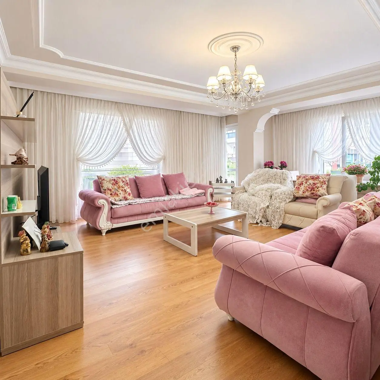 Merkezi Konumda Dev Metrekareli, 3 Balkonlu Satılık 2+1 Daire — fotoğraf 2