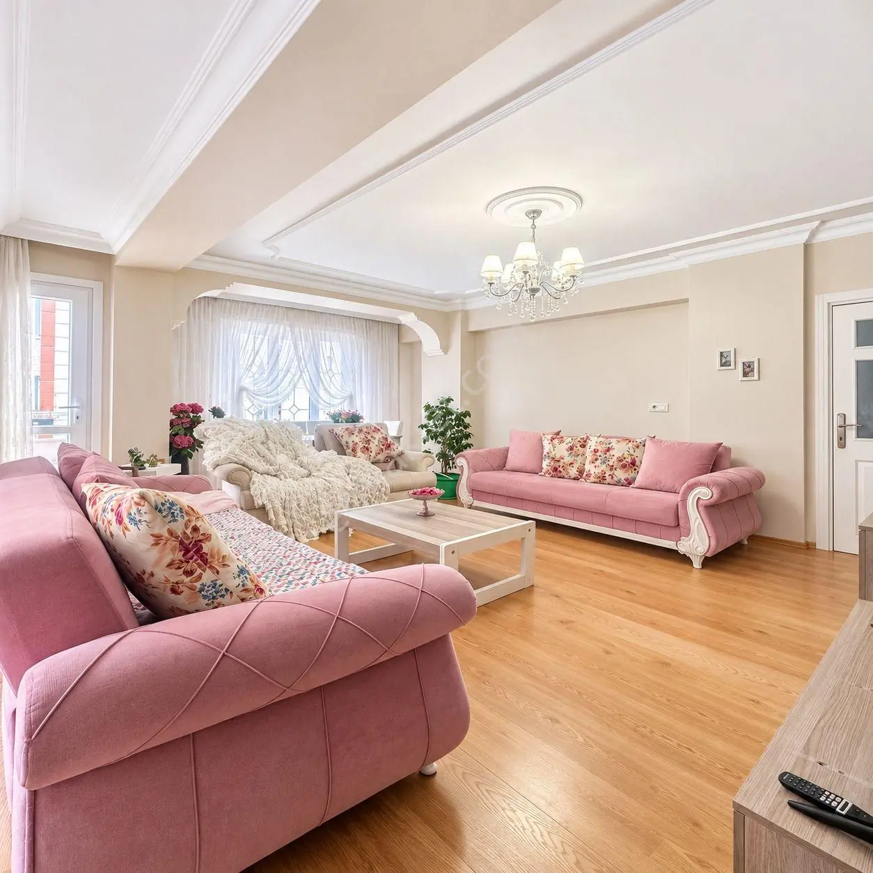 Merkezi Konumda Dev Metrekareli, 3 Balkonlu Satılık 2+1 Daire — fotoğraf 3