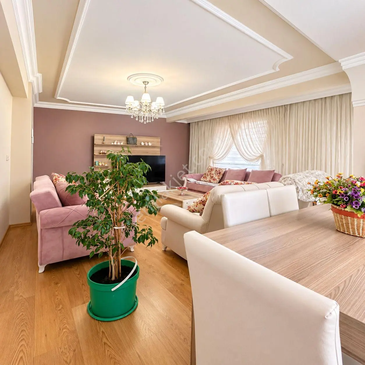 Merkezi Konumda Dev Metrekareli, 3 Balkonlu Satılık 2+1 Daire — fotoğraf 4