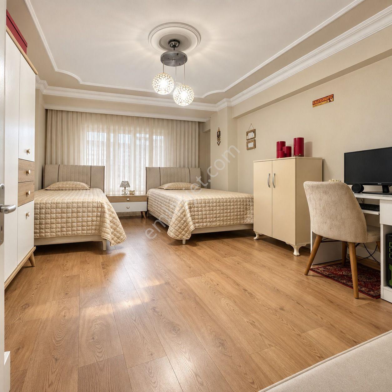 Merkezi Konumda Dev Metrekareli, 3 Balkonlu Satılık 2+1 Daire — fotoğraf 12