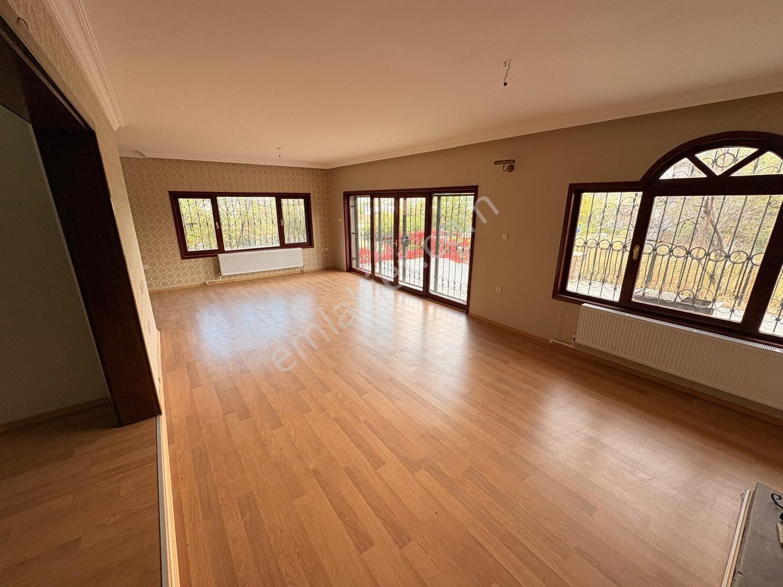 Gölbaşı Satılık 8+1 Villa Göl Manzaralı Site İçerisinde 3 Katlı! — fotoğraf 10