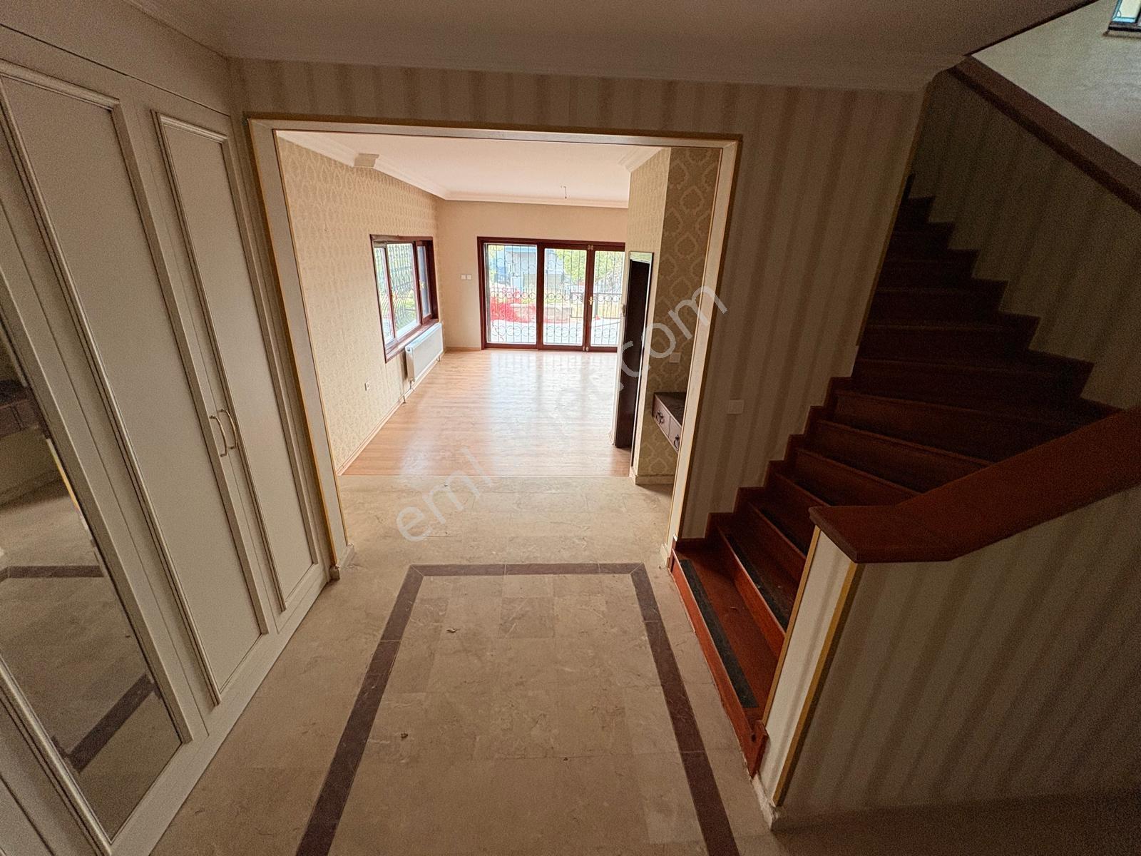 Gölbaşı Satılık 8+1 Villa Göl Manzaralı Site İçerisinde 3 Katlı! — fotoğraf 14