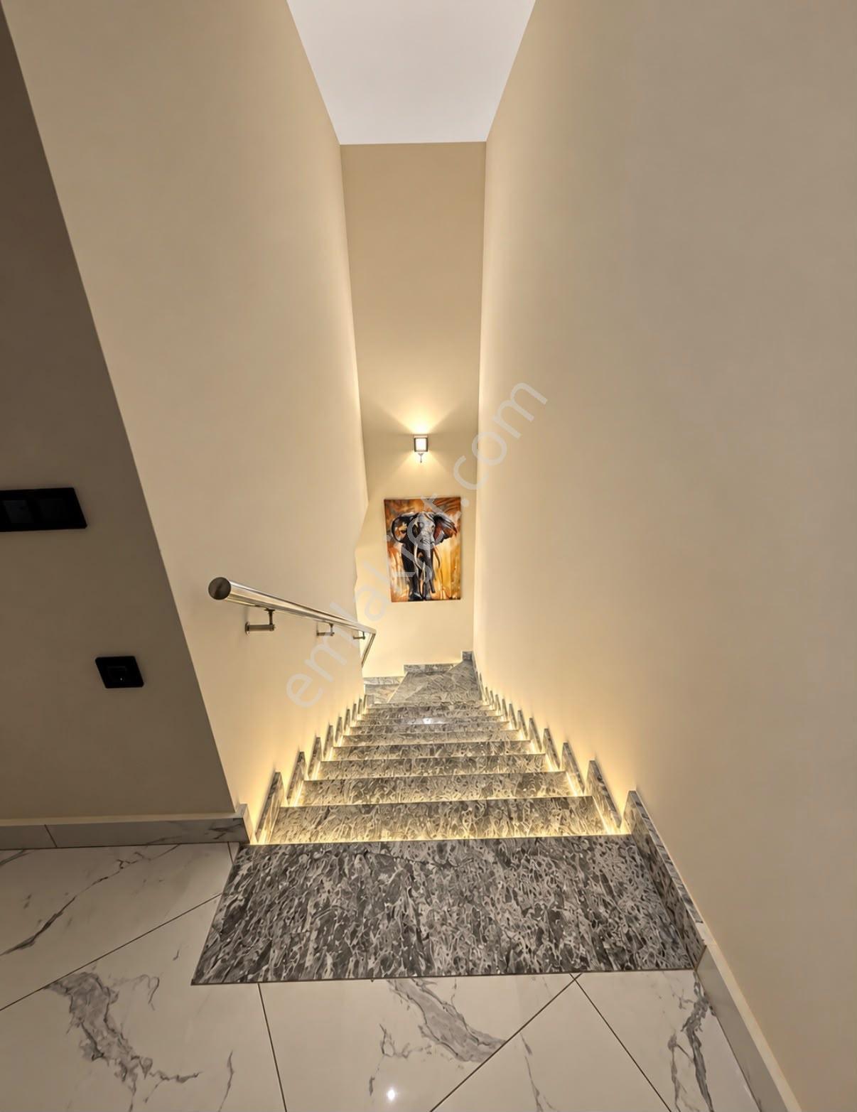 Konak Premium Satılık 2+1 Eşyalı Dublex Daire — fotoğraf 3