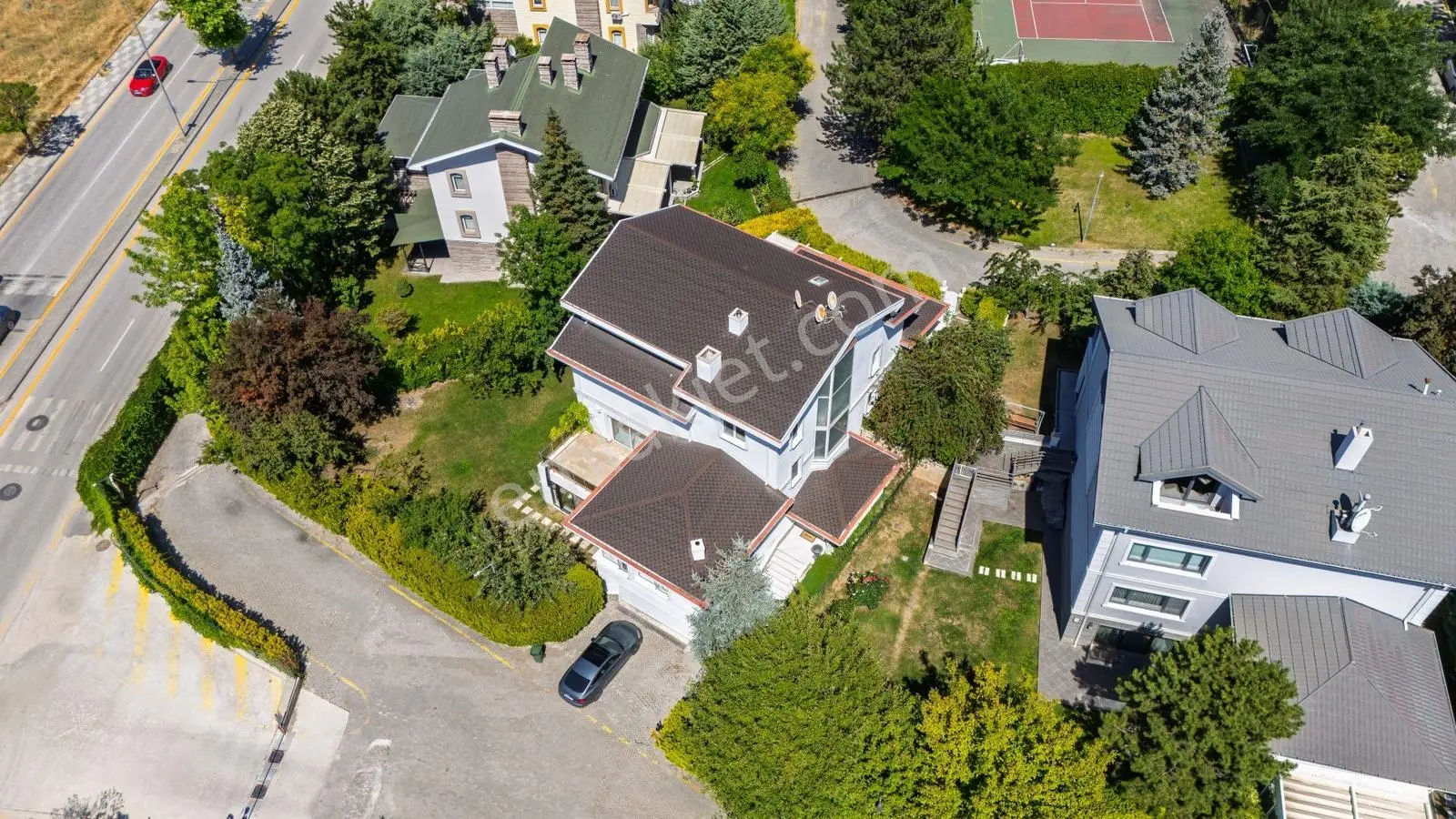 Beyler Caddesi Dostkent Sitesinde Şerefiyeli 6+2 Satılık Villa — fotoğraf 2