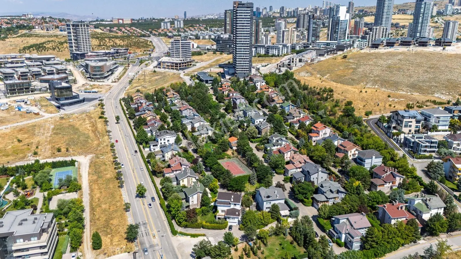 Beyler Caddesi Dostkent Sitesinde Şerefiyeli 6+2 Satılık Villa — fotoğraf 3