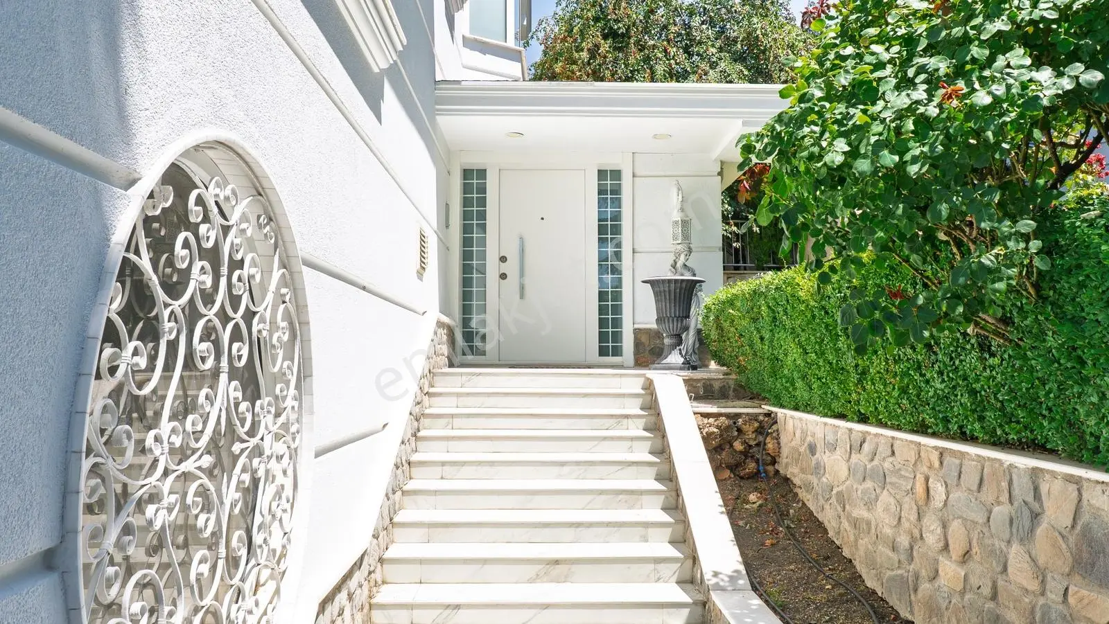 Beyler Caddesi Dostkent Sitesinde Şerefiyeli 6+2 Satılık Villa — fotoğraf 5