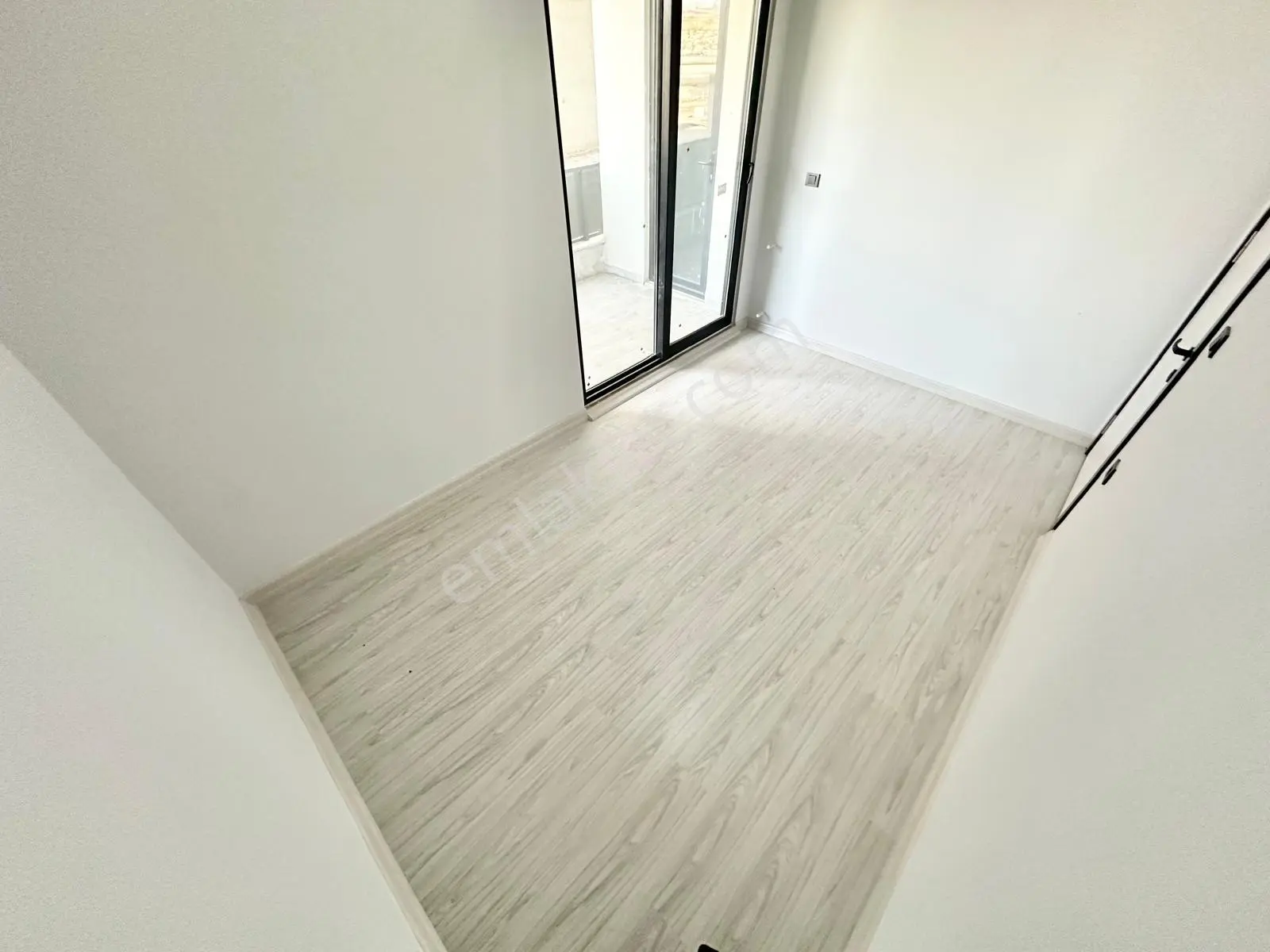 ⭐ay Emlak'tan⭐akçay'da Denize Yakın Ön Cephe Şık Tasarımlı Ara Kat Satılık 1+1 Lüks Daire — fotoğraf 12