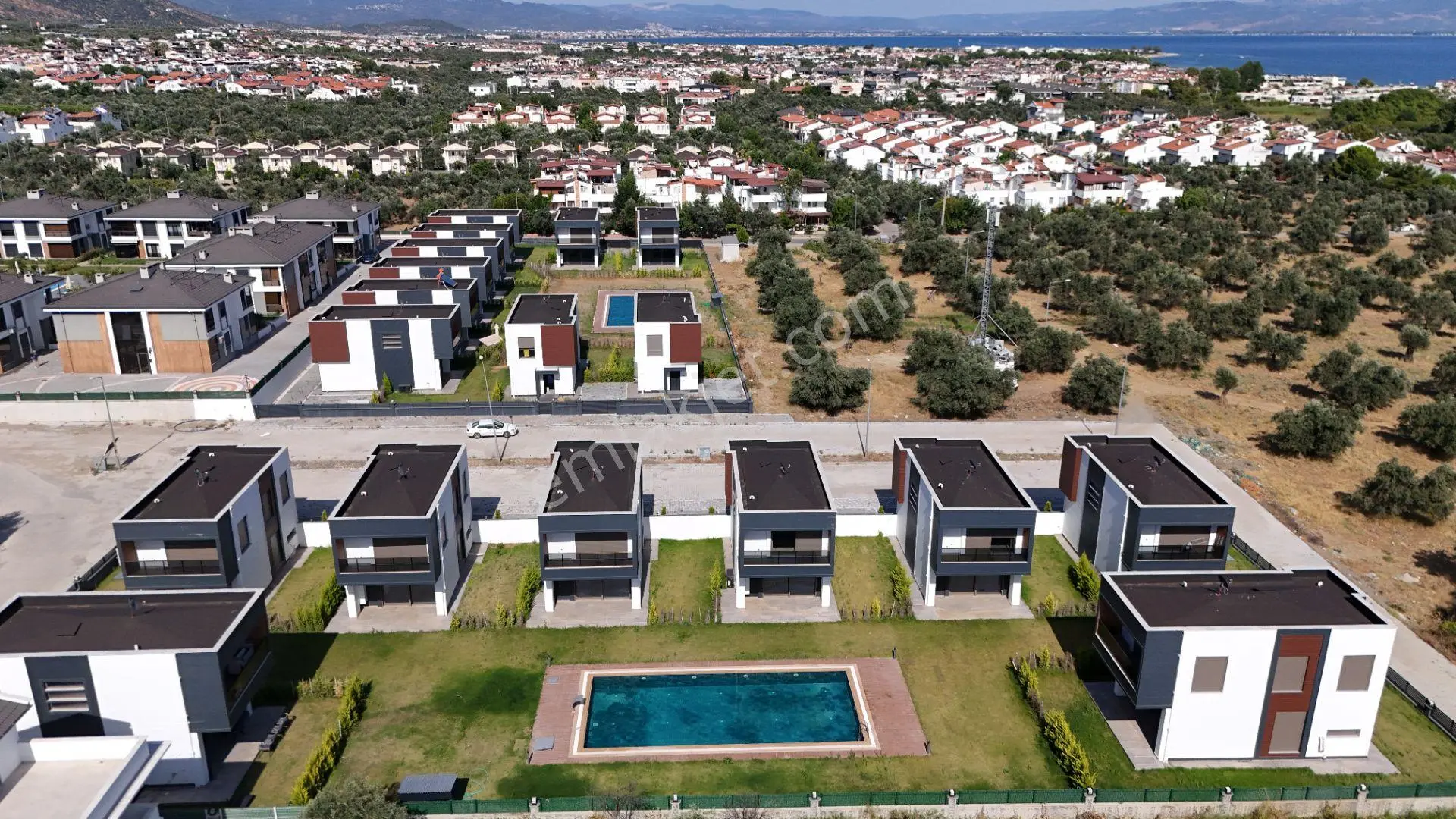 ꧁ay Emlaktan꧂güre'de Yolun Alt Tarafında Yüzme Havuzlu Denize Yakın Satılık 3+1 Lüks Müstakil Villa — fotoğraf 4