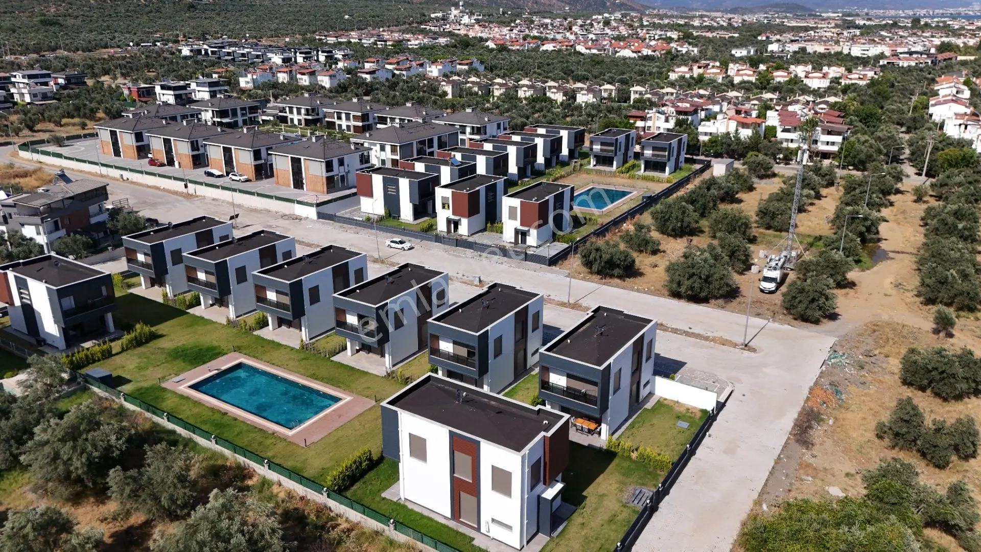 ꧁ay Emlaktan꧂güre'de Yolun Alt Tarafında Yüzme Havuzlu Denize Yakın Satılık 3+1 Lüks Müstakil Villa — fotoğraf 6