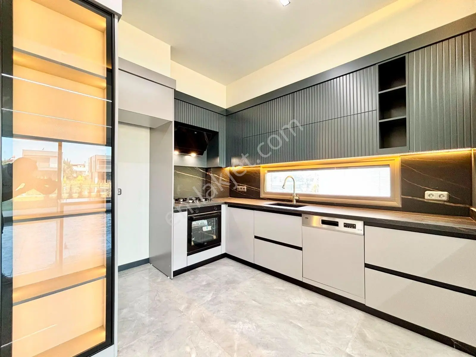 ꧁ay Emlaktan꧂güre'de Yolun Alt Tarafında Yüzme Havuzlu Denize Yakın Satılık 3+1 Lüks Müstakil Villa — fotoğraf 16