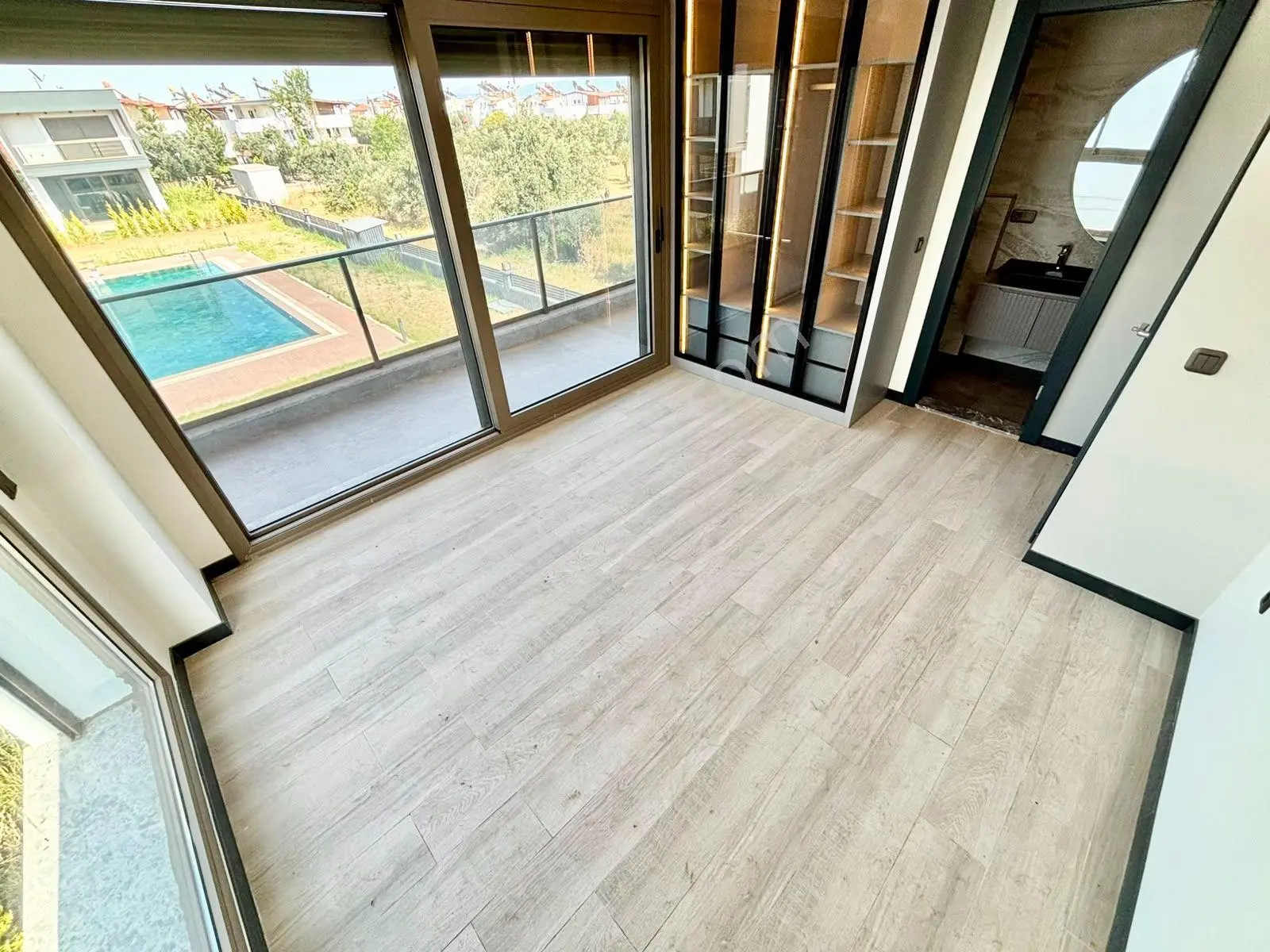 ꧁ay Emlaktan꧂güre'de Yolun Alt Tarafında Yüzme Havuzlu Denize Yakın Satılık 3+1 Lüks Müstakil Villa — fotoğraf 20