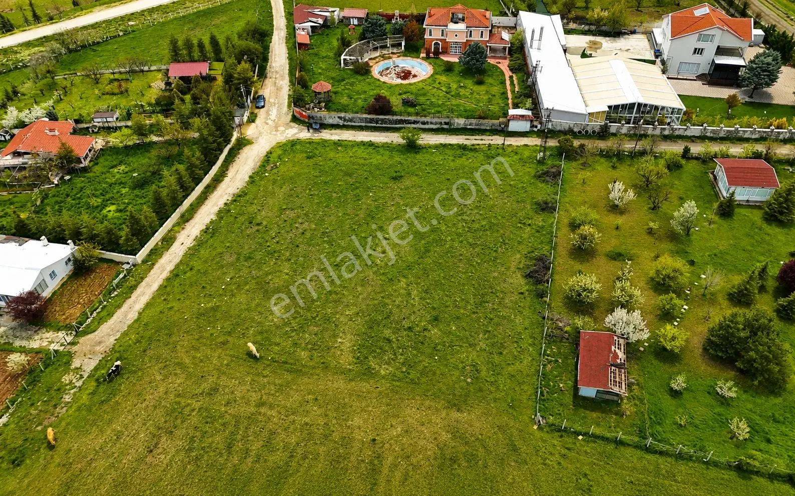 Bahçelievler'de 1500 M² Satılık Villa Arsası — fotoğraf 2