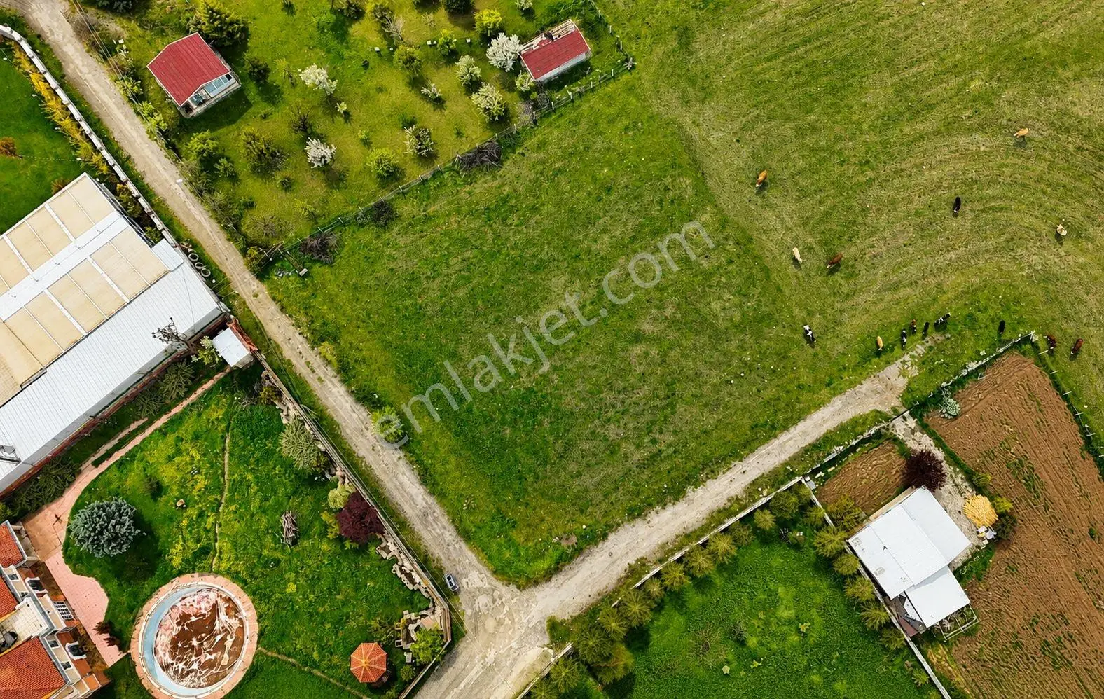 Bahçelievler'de 1500 M² Satılık Villa Arsası — fotoğraf 4