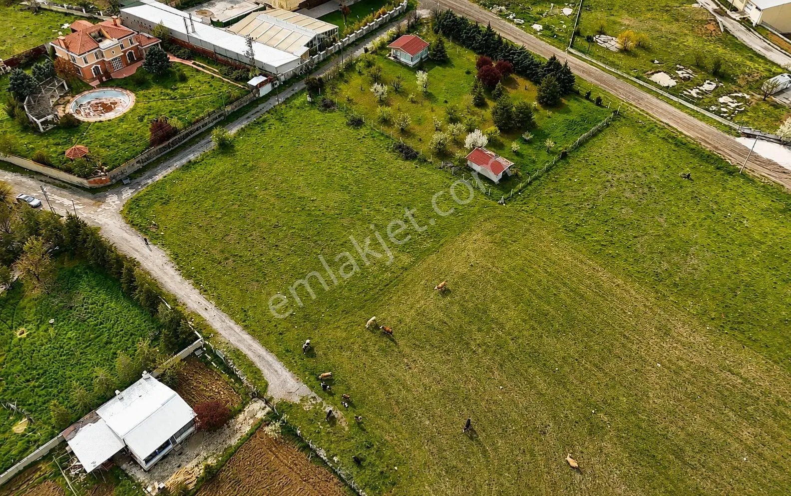 Bahçelievler'de 1500 M² Satılık Villa Arsası — fotoğraf 5