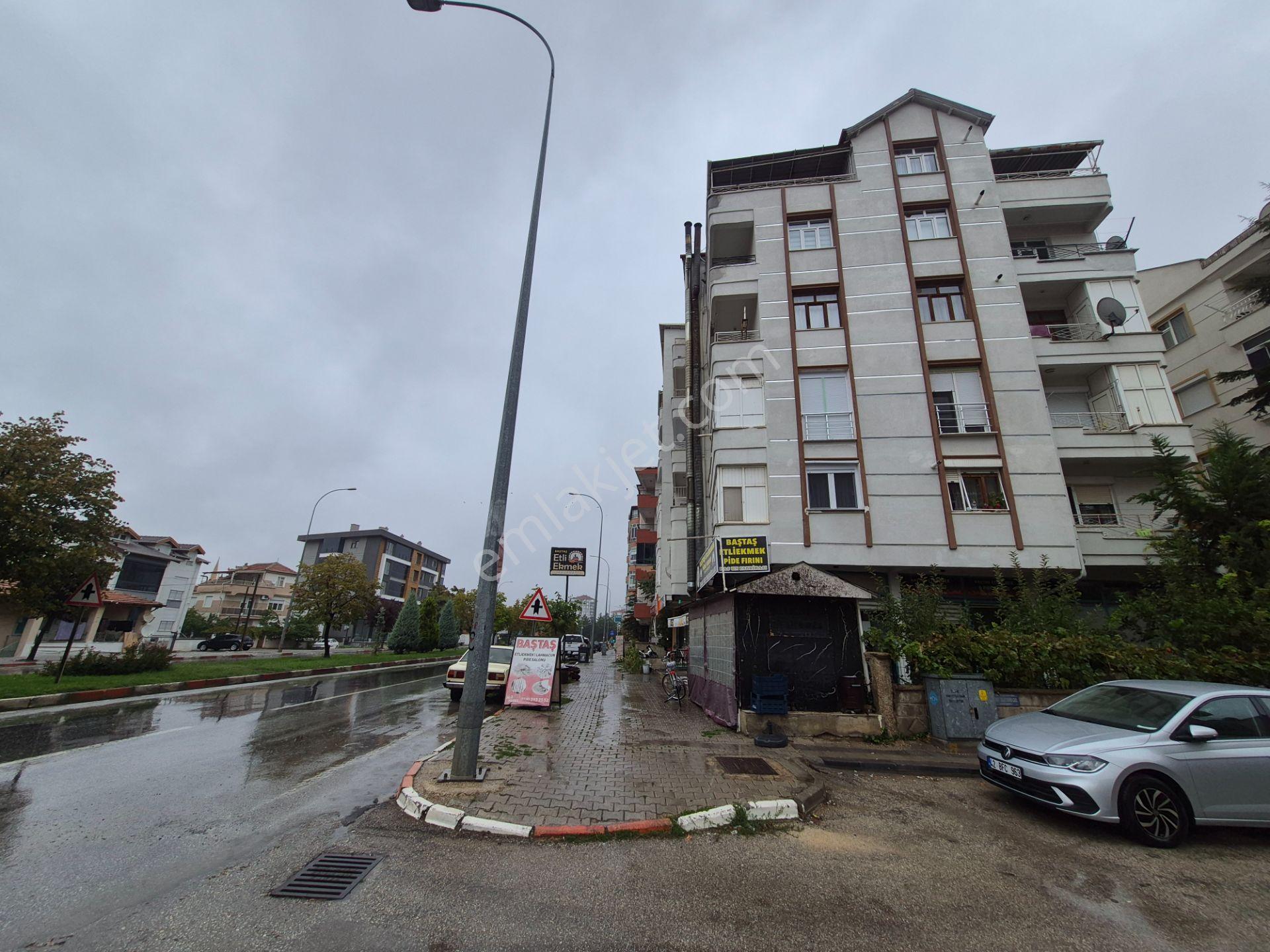 Emin Emlak Satıyor.. Valide Sultanda Girişleri Ayrı Satılık Dubleks Daire — fotoğraf 22