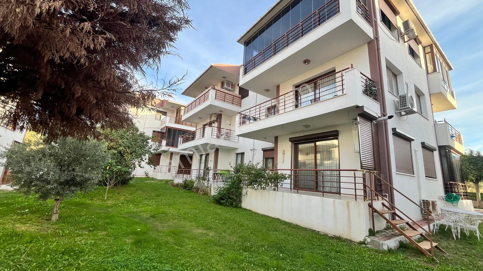 Yenifoça Turkuaz Evleri Sitesinde Satılık 2+1 Daire — fotoğraf 2