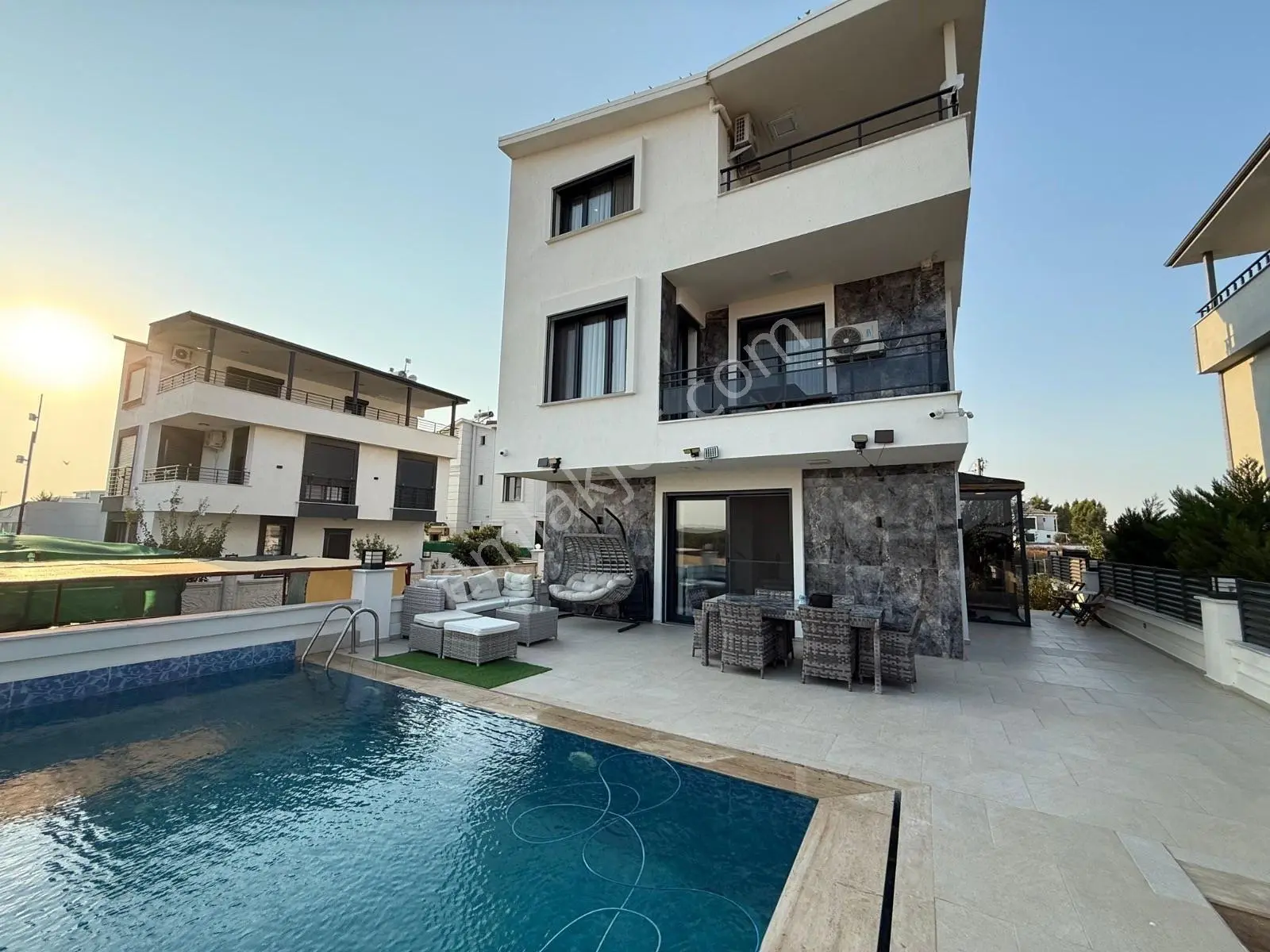 Didim’De Tam Müstakil 1.Sınıf Eşyalı Havuzlu 4+1 Oturmaya Hazır Satılık Villa