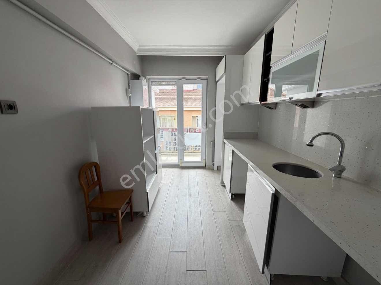 Akademi'den Cadde Yakını Balkonlu Bakımlı Satılık 3+1 — fotoğraf 2
