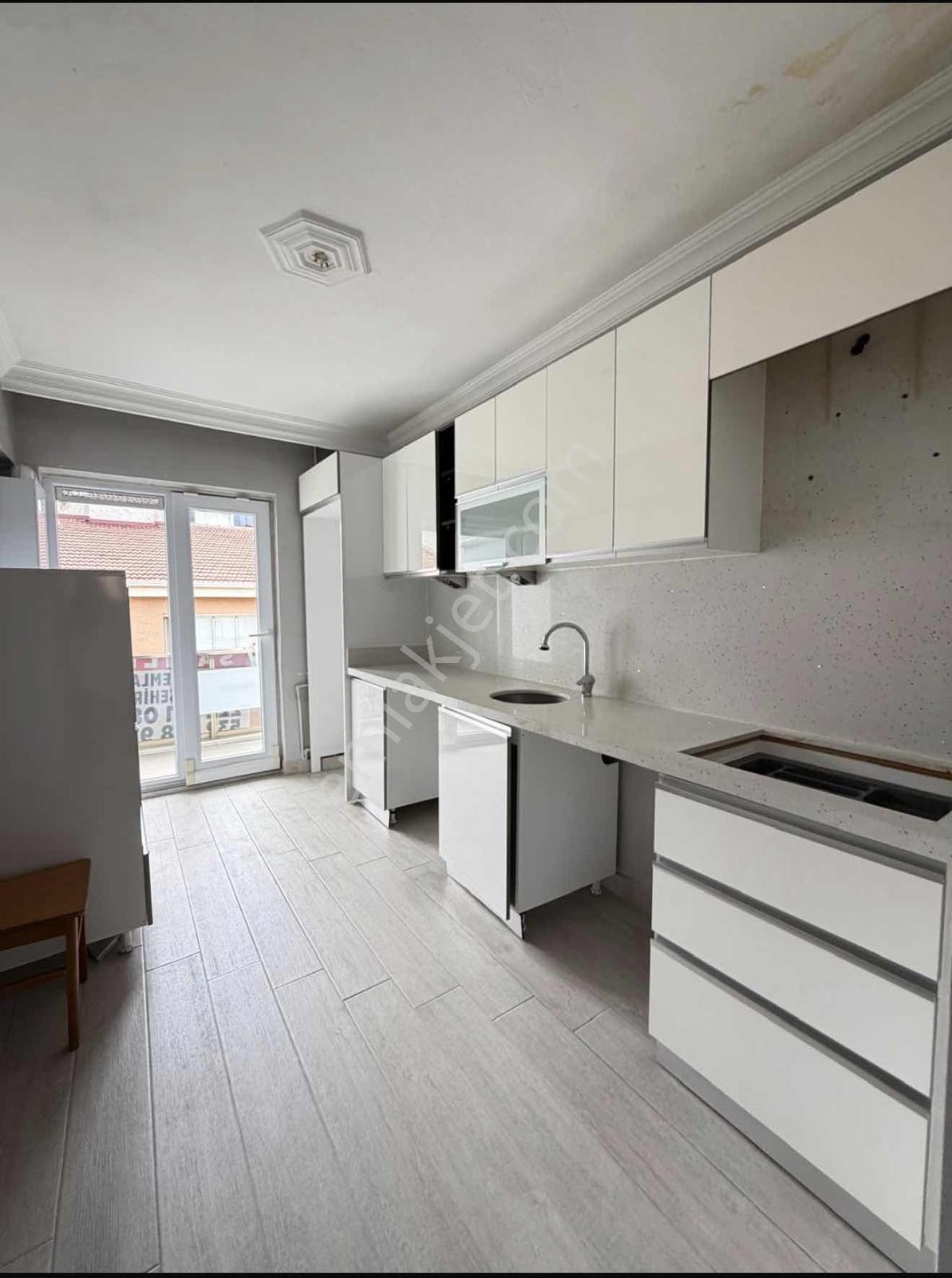 Akademi'den Cadde Yakını Balkonlu Bakımlı Satılık 3+1 — fotoğraf 3