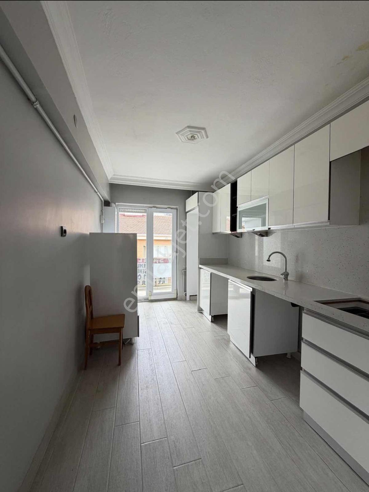 Akademi'den Cadde Yakını Balkonlu Bakımlı Satılık 3+1 — fotoğraf 4