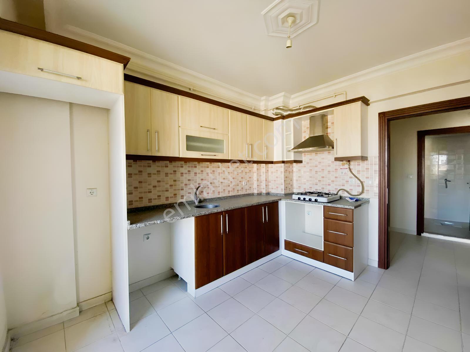 Revizyonplazadan Ömürevler Tranvaya Yürüme Mesafesinde 2+1 Daire — fotoğraf 23