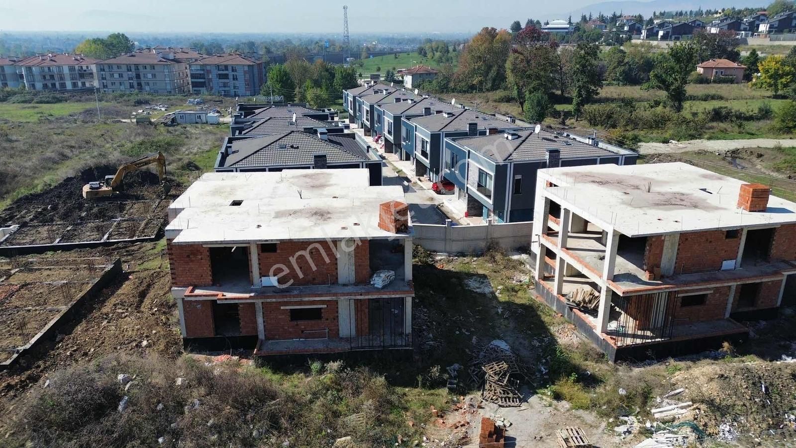 Bahcesehirde Barbekü , Şömineli 4+1 Mustakil Girisli Villa